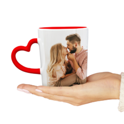 tazza bianca con manico a cuore rosso e interno rosso